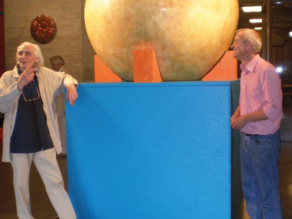 Günther Mancke und Thomas Radetzki bei der ersten Ausstellung der Bienenwachs-Kugel 