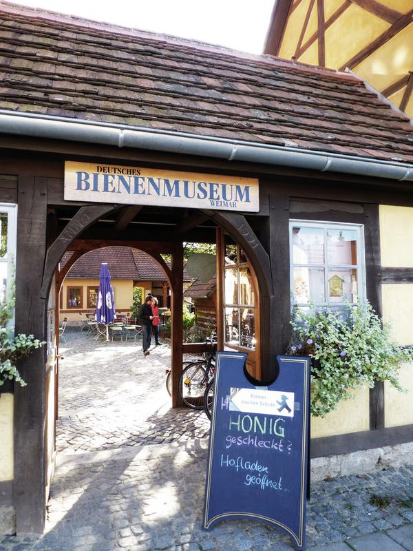 Eingang ins Bienenmuseum - zu Ferdinand Gerstungs Zeiten war das jetzige Museum ein Gasthof mit Poststation. Wer weiß, ob er nicht auch schon durch dieses ehrwürdige Tor geschritten ist? 