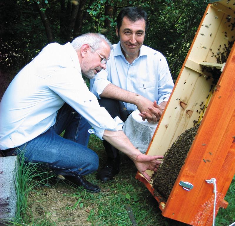 Cem &Ouml;zdemir (r) und Thomas Radetzki (l) an einer Bienenkiste (Foto: Sabine Armbruster)