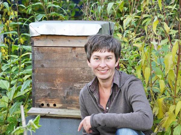 Claudia Marxen, Vorstandsmitglied von Aurelia, vor ihrem Bienenvolk. 