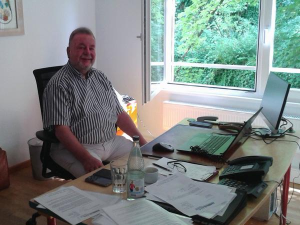 An seinem Büro-Arbeitsplatz. 