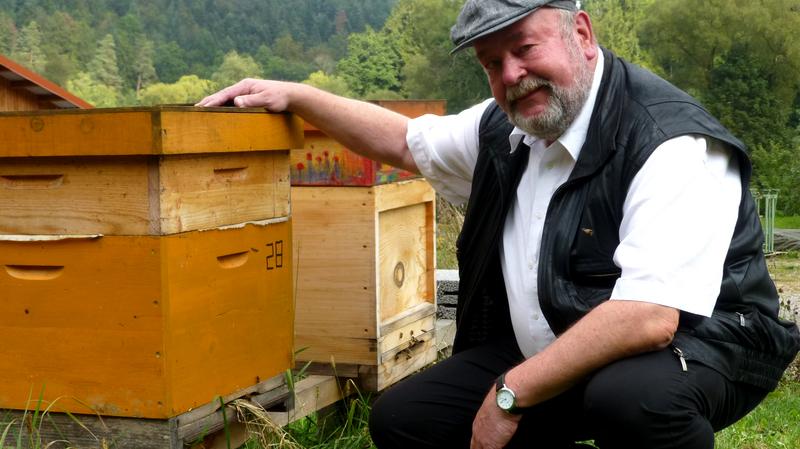 Christian Czesla besucht gerne die Bienen in seiner Nachbarschaft. 