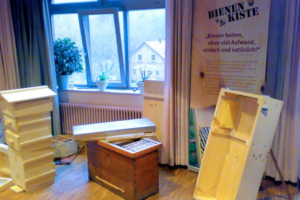 Warr&eacute;-Beute, Einraumbeute und Bienenkiste beim Einfachbeuten-Workshop von Mellifera e. V. 