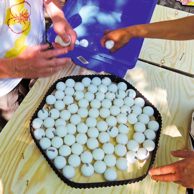 Experimentierfreudige Besucher &bdquo;begreifen&ldquo;, warum Bienenwaben sechseckig sind. (Foto: Angelika Sust)
