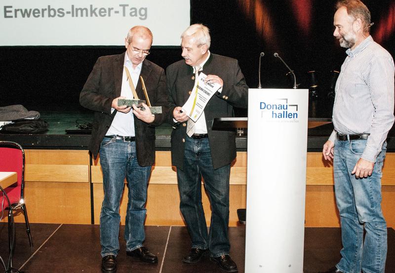 Thomas Radetzki nimmt die Auszeichnung mit dem goldenen Stachel vom Pr&auml;sidenten des DBIB Manfred Hederer (Mitte) und dessen Vorstand Walter Haefeker (rechts) entgegen. (Foto: Norbert Poeplau)