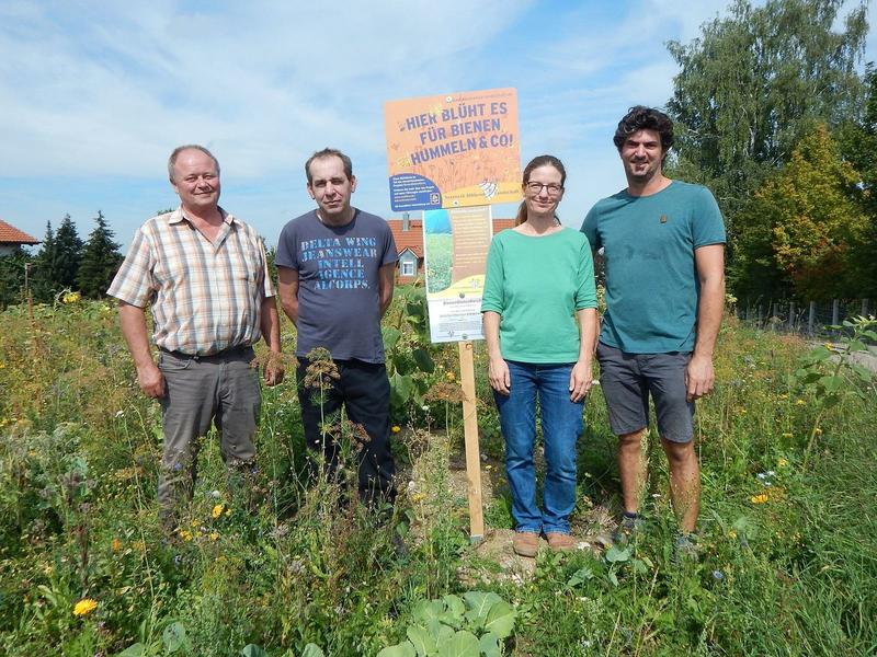 Gemeinsam mit Landwirten vor Ort werden Blühflächen für #BieneMenschNatur angelegt. (Foto: K. Euringer)