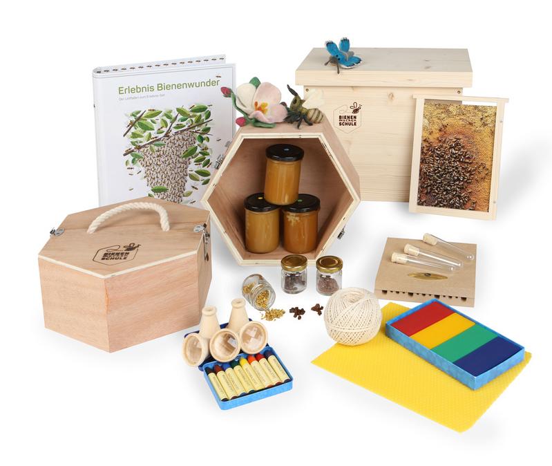 Viele besondere Unterrichts-Materialien sind im Bienen Erlebniswunder enthalten. Darunter drei Gläser Honig, Filzbienen, eine Wildbienen-Nisthilfe und eine maßstabsgetreue Mini-Einraumbeute. (Foto: Eda Aslan)