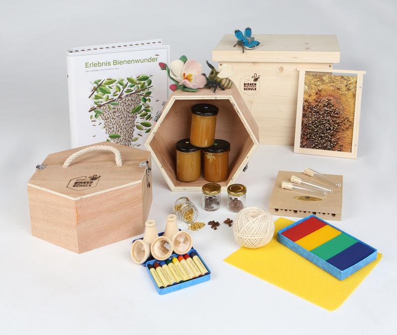 Viele besondere Unterrichts-Materialien sind im Bienen Erlebniswunder enthalten. Darunter drei Gl&auml;ser Honig, Filzbienen, eine Wildbienen-NIsthilfe und eine ma&szlig;stabsgetreue Mini-Einraumbeute. (Foto: Anja Eder)
