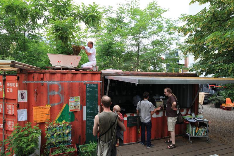 Die Bienen geh&ouml;ren zum Prinzessinnengarten wie der Prinzessinnengarten zu den Bienen. Und selbst in der Schwarmzeit gibt es keine Aufregung mehr. (Foto: Eric Tourneret)