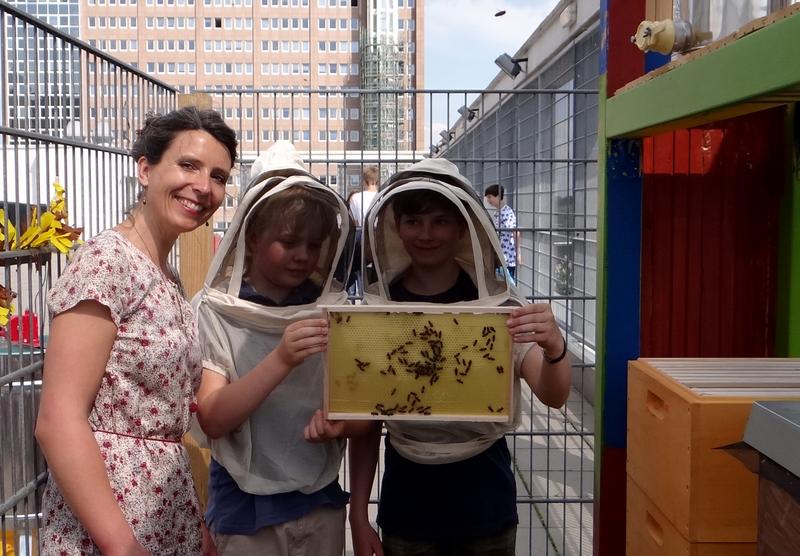 &Uuml;ber den D&auml;chern von Hamburg hat Frau Weschka eine kleine Schulimkerei aufgebaut, in der Sch&uuml;ler und Sch&uuml;lerinnen der Brecht-Schule, die das Wahlpflichtfach &bdquo;Arbeit und Beruf&ldquo; belegt haben, einen praktischen Einblick in die Bienenhaltung bekommen k&ouml;nnen. (Foto: Isabell Weschka)