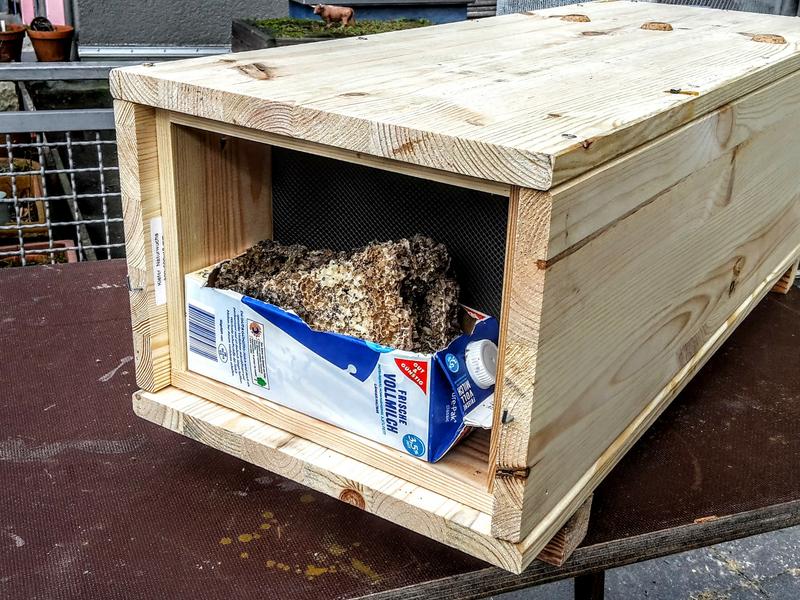 »Bienenkiste Mini« mit Lockstoff im bienendicht abgeschlossenen Service-Raum (Foto: Gunnar Weidt)