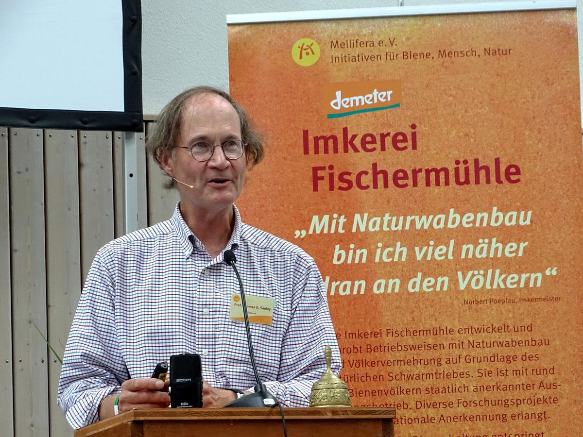 Vom 22. bis 24. Juli 2016 war der amerikanische Bienenforscher Prof. Thomas D. Seeley zu Gast an der Fischerm&uuml;hle. Im Rahmen unserer Tagung &bdquo;Schwarmintelligenz, Waldbienen und Varroatoleranz&ldquo; hielt er mehrere Vortr&auml;ge und diskutierte mit anderen Experten und den Teilnehmern. 