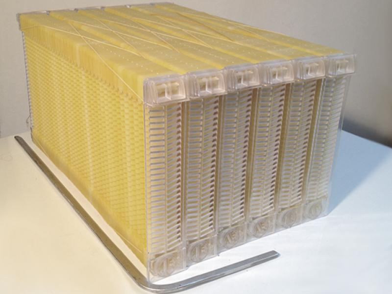 Die Plastikwaben des Flow Hive Systems (Foto: www.indiegogo.com)