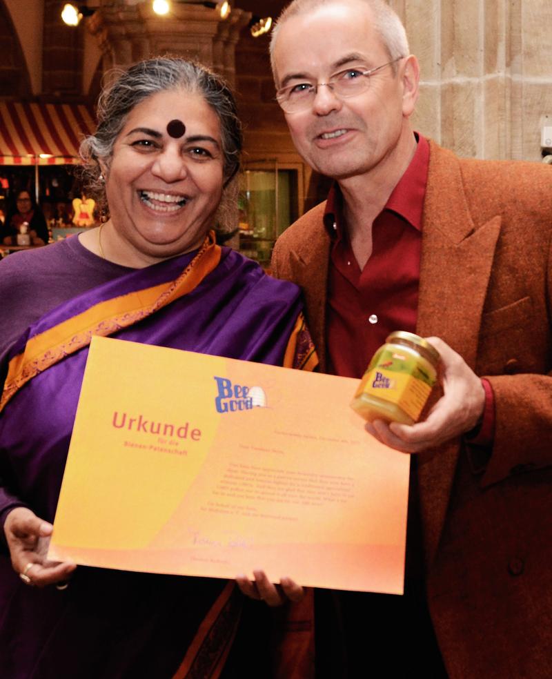 Vandana Shiva freut sich gemeinsam mit Thomas Radetzki dar&uuml;ber, dass sie jetzt Bienenpatin ist. (Foto: Toni Mader)